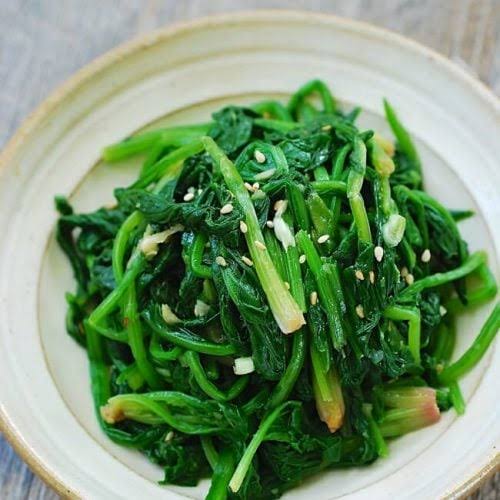 Spinach and sesame seeds is a food combinations to avoid for kidney health 